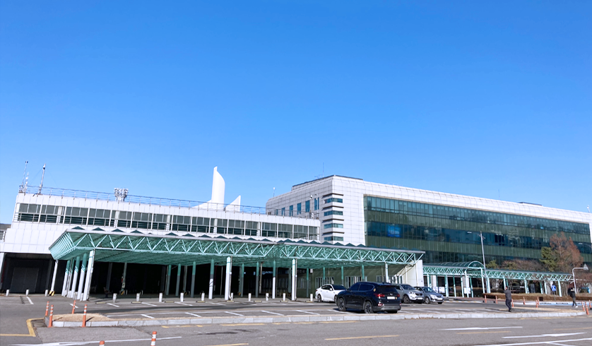 인천항연안여객터미널 - 인천광역시 중구 가볼만한곳 인천항 여객터미널 > 연안여객터미널 > 터미널 이용안내 > 연안여객터미널(제주행)_임시중단 > 터미널 현황” style=”width:100%” title=”인천항 여객터미널 > 연안여객터미널 > 터미널 이용안내 > 연안여객터미널(제주행)_임시중단 > 터미널 현황” loading=”lazy”><figcaption>인천항 여객터미널 > 연안여객터미널 > 터미널 이용안내 > 연안여객터미널(제주행)_임시중단 > 터미널 현황</figcaption></figure>
<figure><img decoding=